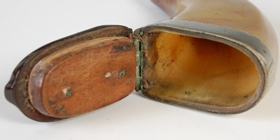 Lot 269 - A Scottish flattened curved horn snuff mull...