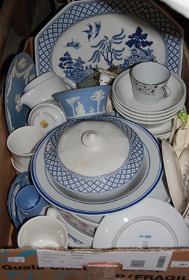 Lot 491 - Box - mixed ceramics