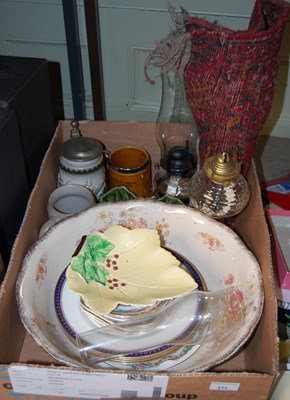 Lot 512 - A box of mixed ceramics