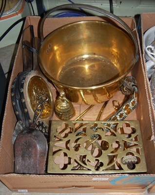 Lot 515 - A box mixed brass and other metalware