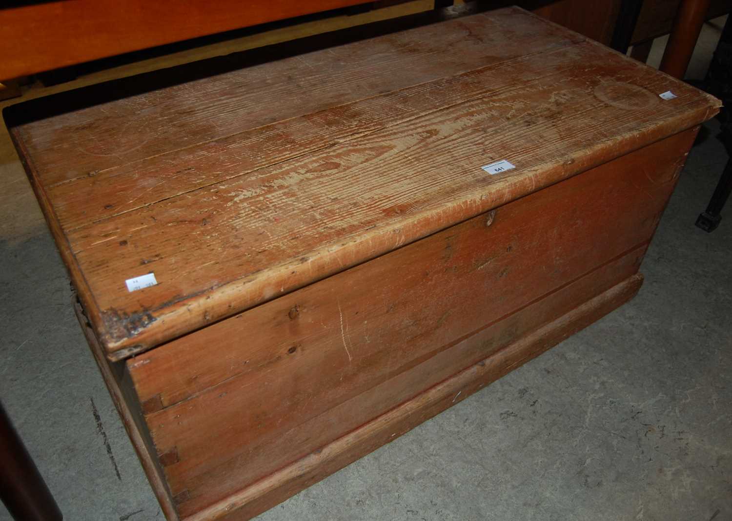 Lot 641 - A vintage pine kist