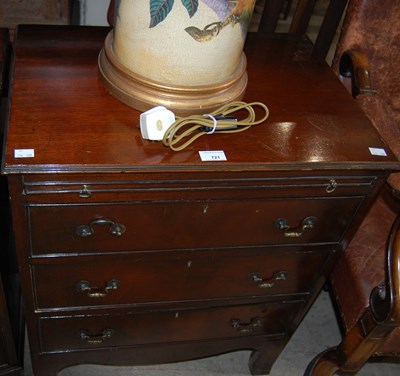 Lot 721 - An early 20th century reproduction mahogany...