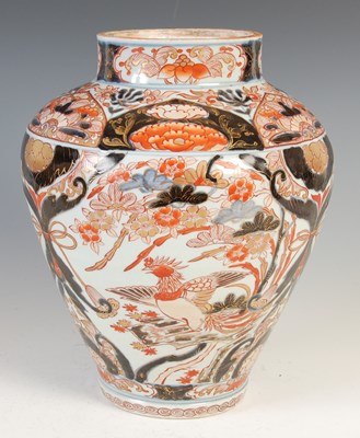 Lot 747 - A Japanese Imari porcelain jar, Edo Period