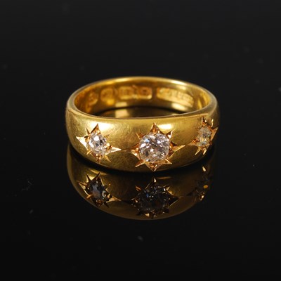 Lot 519 - A Victorian 18ct gold three stone diamond ring