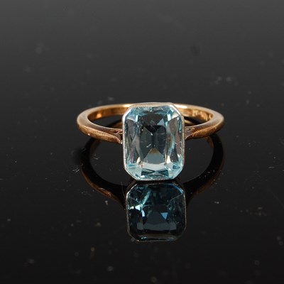 Lot 504 - An early 20th century yellow and white metal aquamarine single stone ring