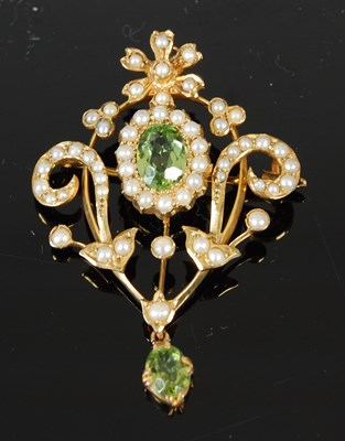 Lot 495 - A Belle Epoque yellow metal, peridot and split pearl brooch