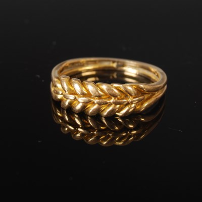 Lot 493 - A Victorian 18ct gold 'wheatsheaf' ring