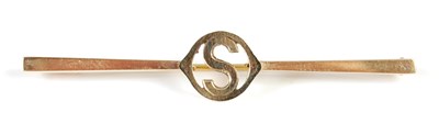 Lot 459 - An early 20th century yellow metal 'S' bar brooch