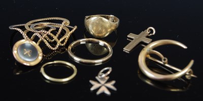 Lot 513 - A collection of yellow metal jewellery