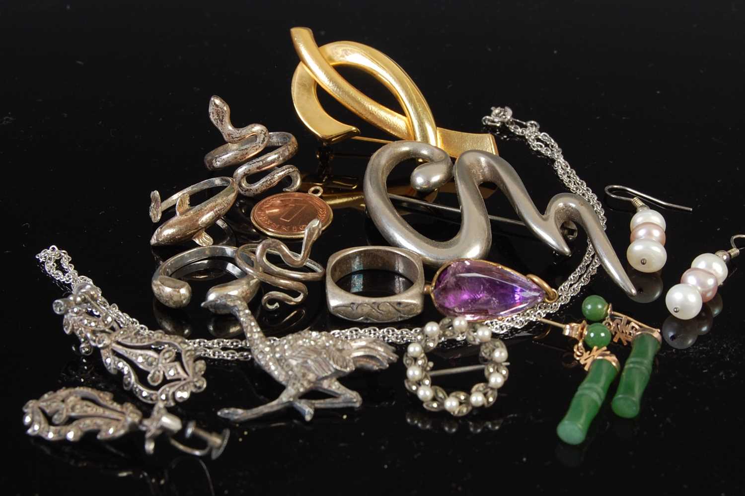 Lot 487 - A collection of assorted costume jewellery