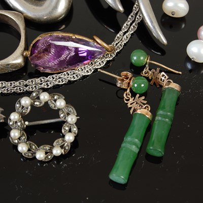 Lot 487 - A collection of assorted costume jewellery