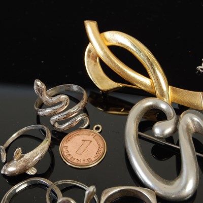 Lot 487 - A collection of assorted costume jewellery