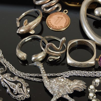 Lot 487 - A collection of assorted costume jewellery