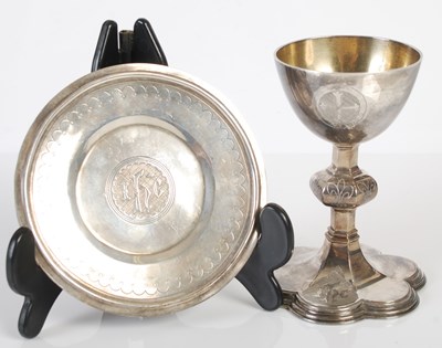 Lot 413 - A Victorian silver travelling communion chalice and wafer dish, London, 1865, makers mark of I.K