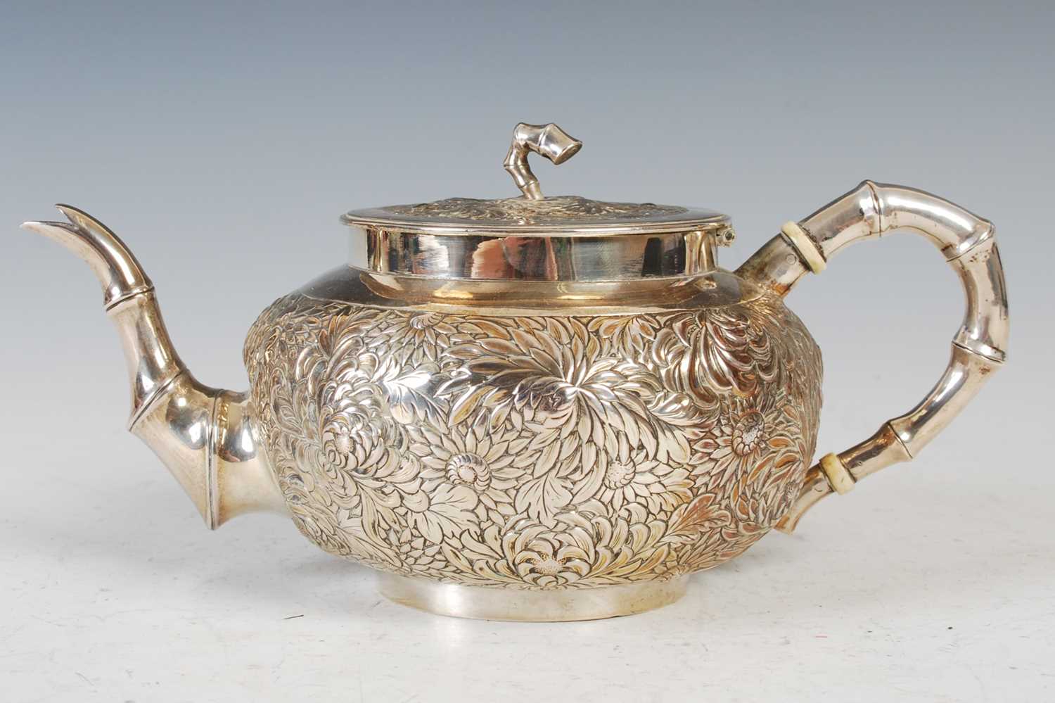 Lot 433 - A late 19th / early 20th century Chinese silver tea pot, makers mark of Luen Wo