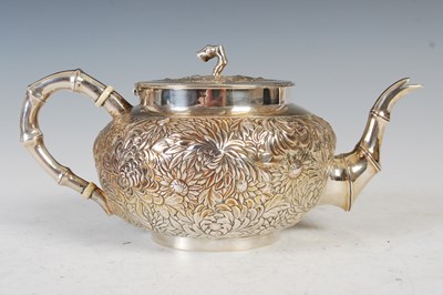 Lot 433 - A late 19th / early 20th century Chinese silver tea pot, makers mark of Luen Wo