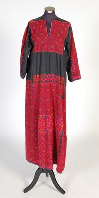 Lot 186 - A vintage Syrian ladies black ground thobe