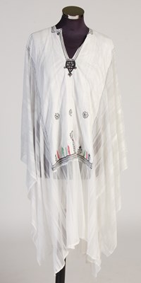 Lot 189 - A vintage Yemeni ladies white ground cotton dress