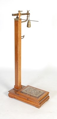 Lot 85 - W. & T. Avery Ltd, Birmingham, a vintage oak and brass weighing scale