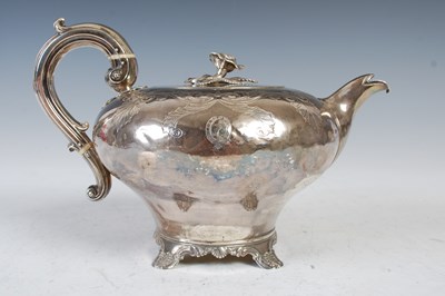 Lot 437 - A William IV silver tea pot, London, 1833, makers mark of WB