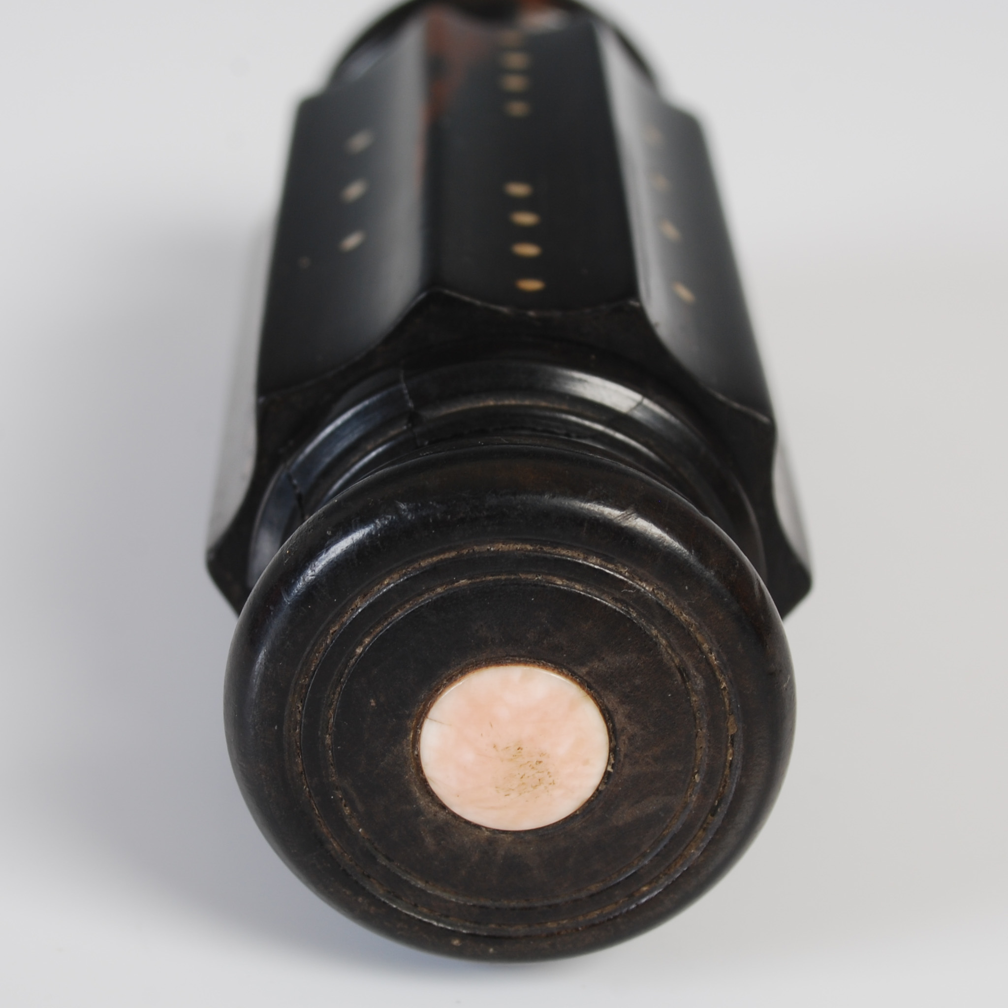 Lot 210 - An unusual ebony snuff box,