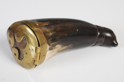 Lot 211 - A Scottish curved horn snuff mull