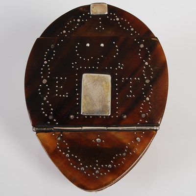 Lot 214 - A cowrie shell snuff box