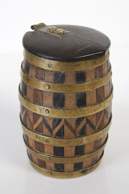 Lot 220 - An unusual treen snuff box