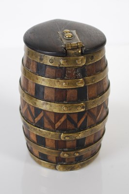 Lot 220 - An unusual treen snuff box