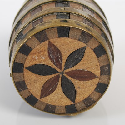 Lot 220 - An unusual treen snuff box