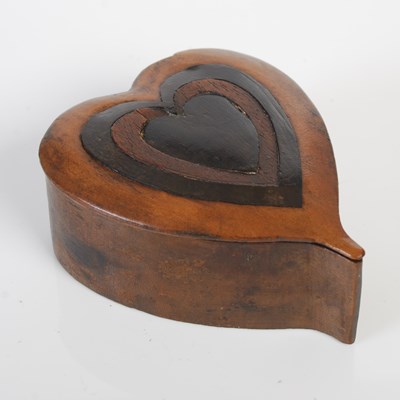 Lot 264 - A treen heart-shaped snuff box