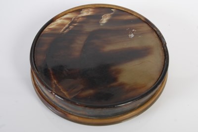 Lot 277 - A pressed horn circular snuff box
