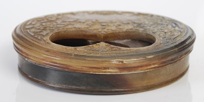 Lot 277 - A pressed horn circular snuff box