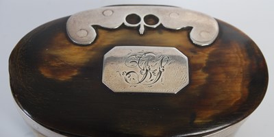 Lot 290 - A Scottish horn upright oval snuff box