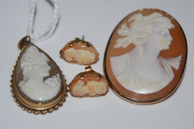 Lot 59 - A 9ct gold mounted pear-shaped cameo pendant,...