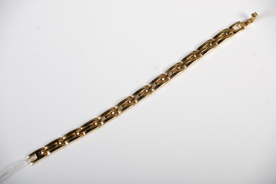 Lot 71 - A yellow metal link bracelet, 19.3 grams.