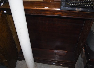 Lot 868 - A 20th century mahogany open bookcase with...