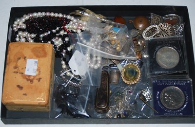 Lot 121 - A collection of assorted costume jewellery to...