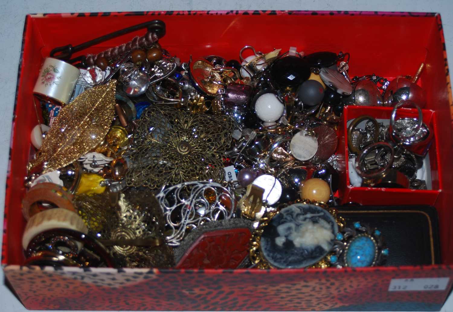 Lot 128 Box Assorted Costume Jewellery