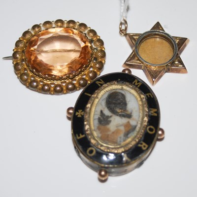 Lot 80 - Three assorted brooches to include a 19th...