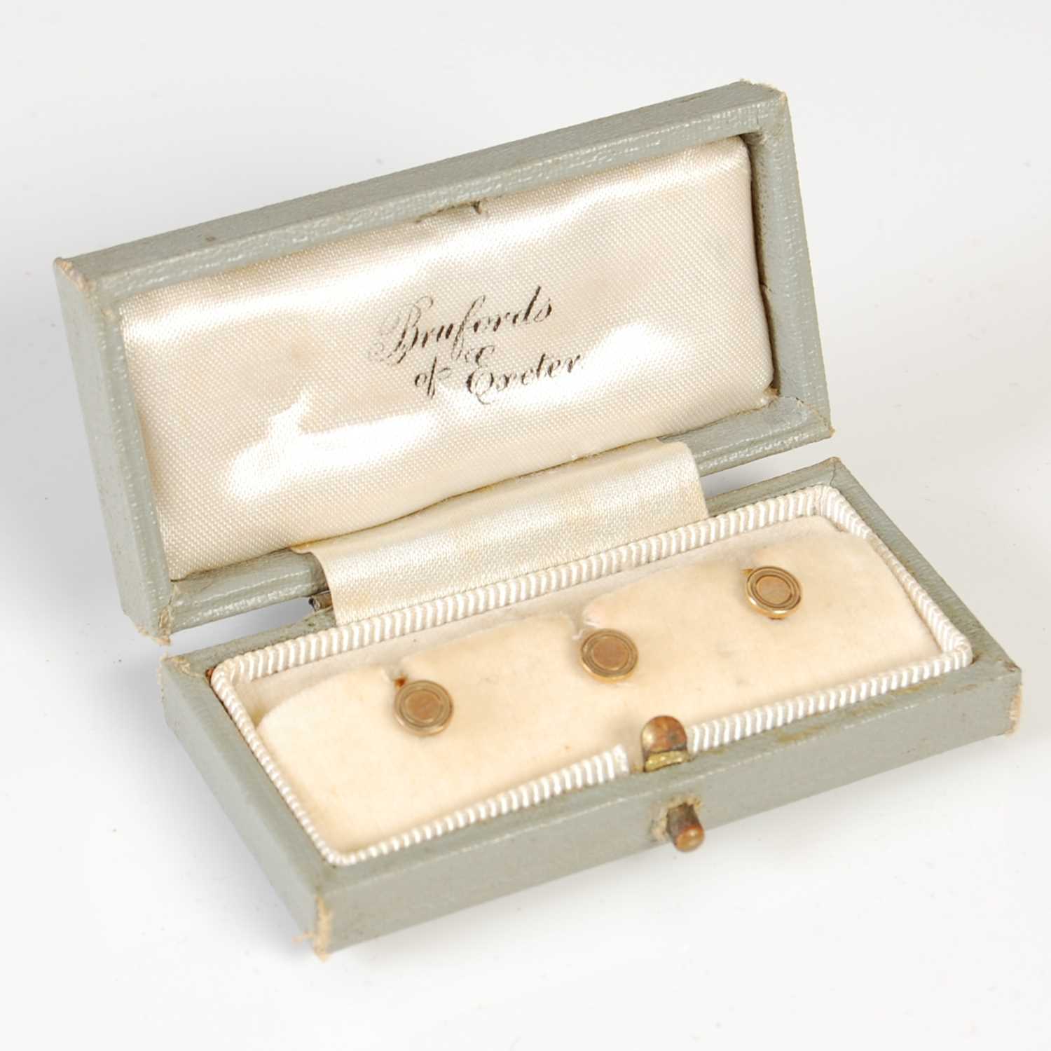 Lot 459 - A cased set of three 9ct gold shirt studs, 2.8...