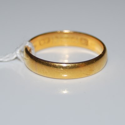 Lot 92 - A 22ct gold wedding ring, ring size R½, 4.6...