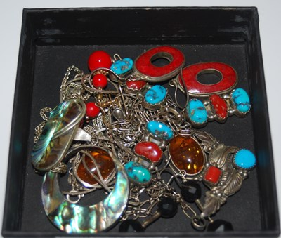 Lot 105 - A collection of assorted costume jewellery.