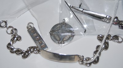 Lot 111 - A collection of assorted silver and white...