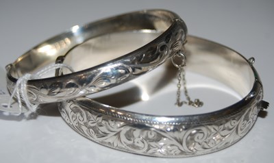 Lot 112 - Two assorted hinged silver bangles.