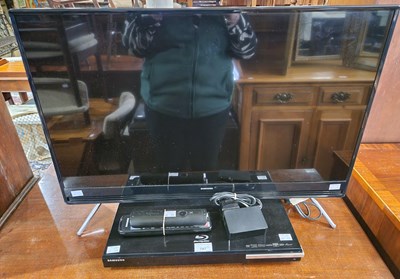 Lot 747 - A Samsung 32" flatscreen TV, type...