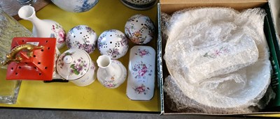 Lot 400 - A group of mixed ceramics to include a boxed...