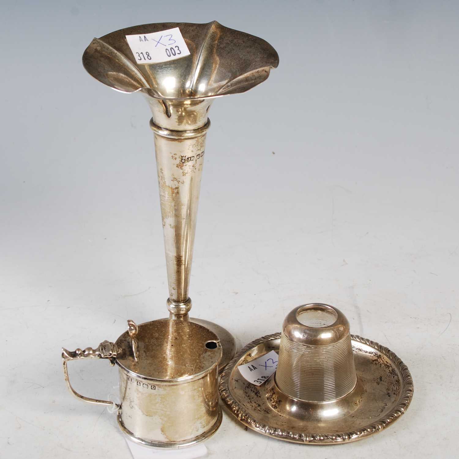 Lot 126 - A group of silver to include a Chester silver...