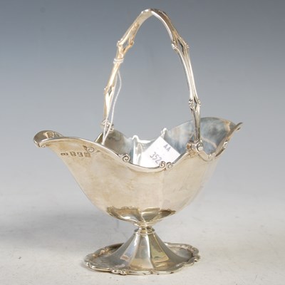 Lot 131 - An early 20th century silver sweetmeat basket/...