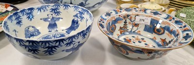 Lot 376 - A Japanese blue and white bowl decorated with...